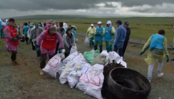 «Таза Қазақстан»: Астана – Қарағанды тасжолының бойынан 13 тонна қоқыс жиналды