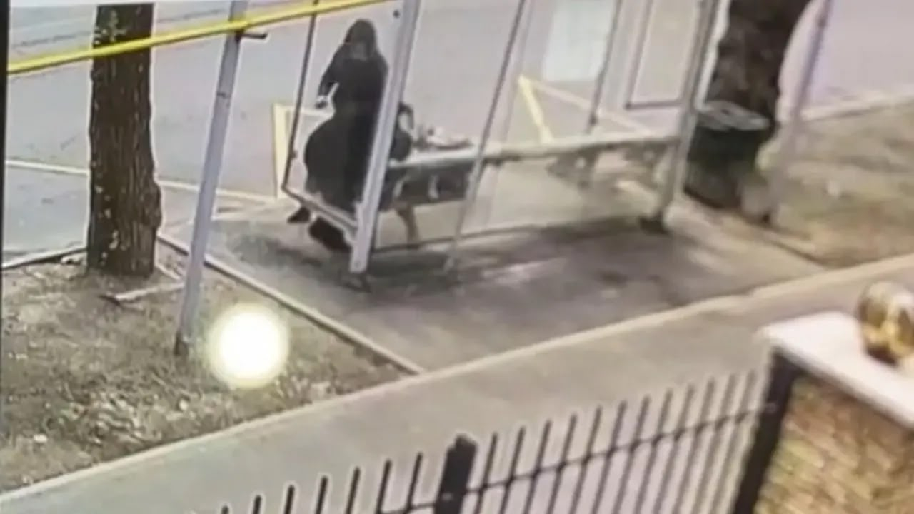 Мужчина избил 66-летнюю женщину на остановке: суд вынес приговор в Алматы