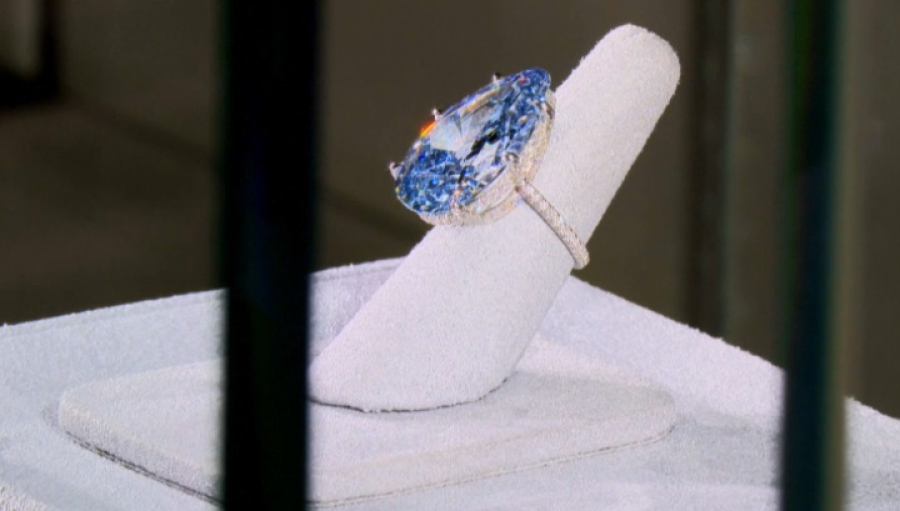 Редкий голубой бриллиант выставят на торги в Женеве