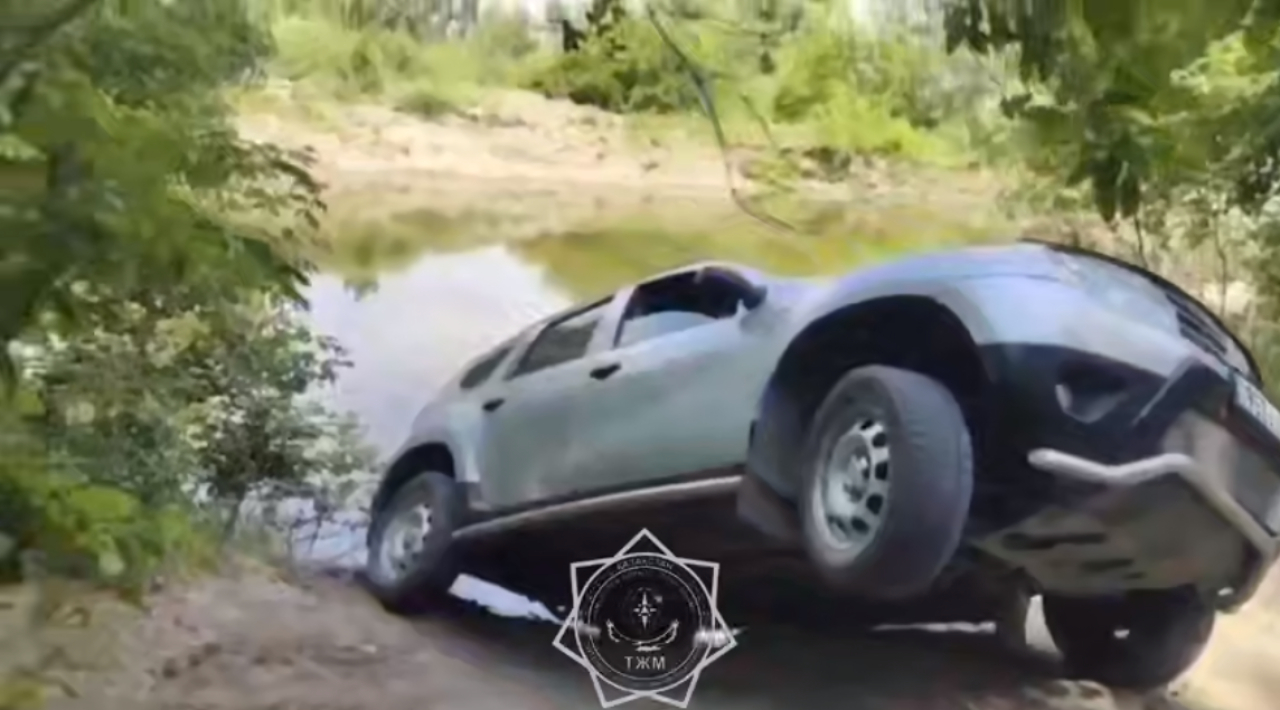 В Актобе легковой автомобиль едва не упал в обрыв