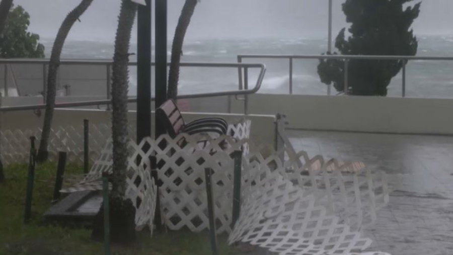 Уровень штормовой опасности повышен в Гонконге