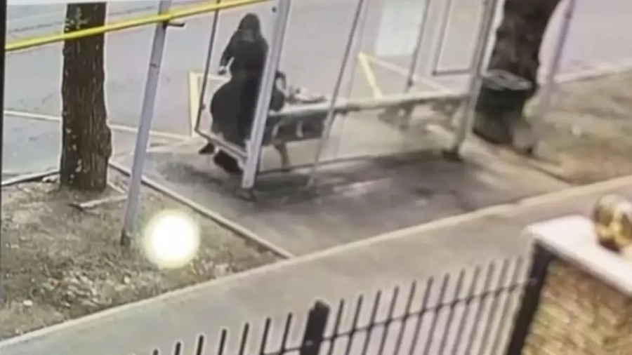 Алматыда зейнеткерді аялдамада ұрып-соққан ер адам бір жылға сотталды