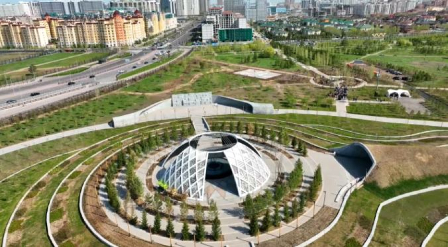 Сенаторы и общественники посадили деревья в Парке мира и согласия