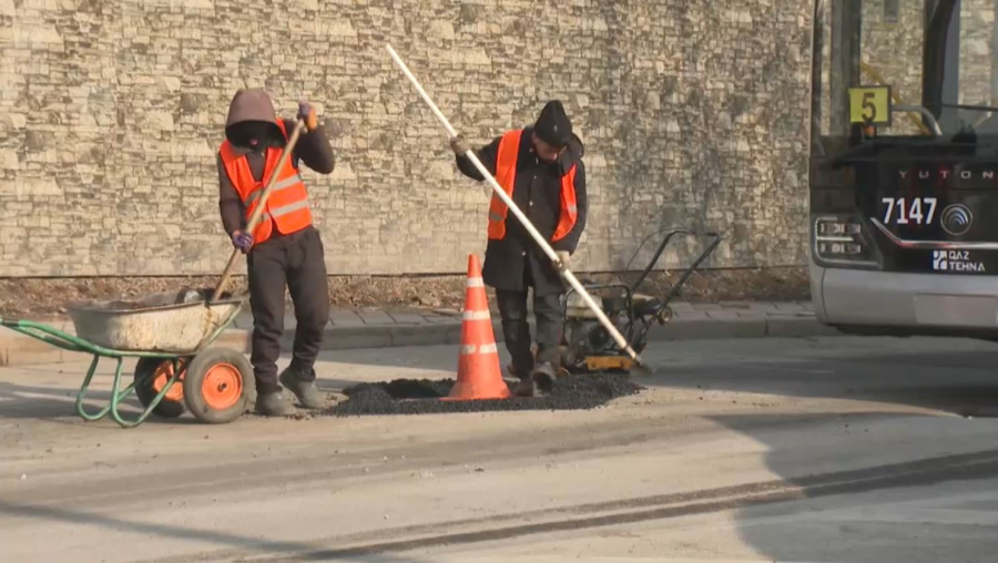 Алматыда жол жөндеу жұмыстары әдеттегіден ерте басталды