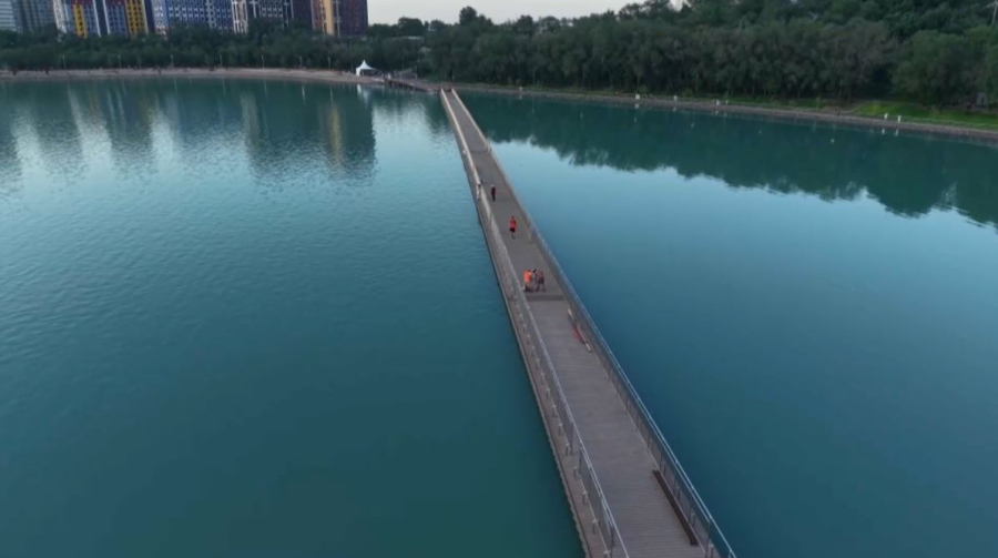 Алматыда Сайран су қоймасына қалқыма көпір салынды