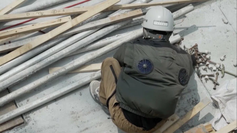 Жапонияда құрылысшылар желдеткіші бар күртеше киіп жүр