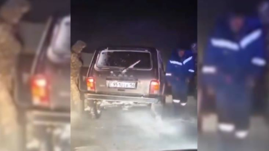 Спасатели помогли выбраться из снежных заносов