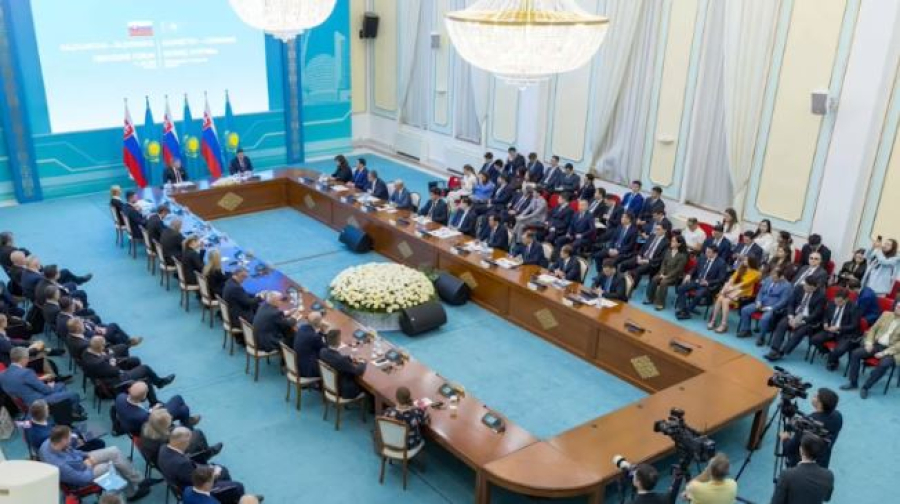 Бектенов и Фицо провели бизнес-форум по укреплению партнёрства двух стран