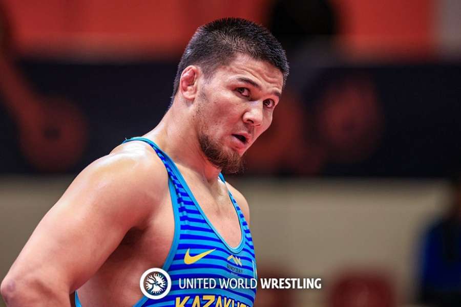 Казахстанец стал серебряным призером ЧА по вольной борьбе