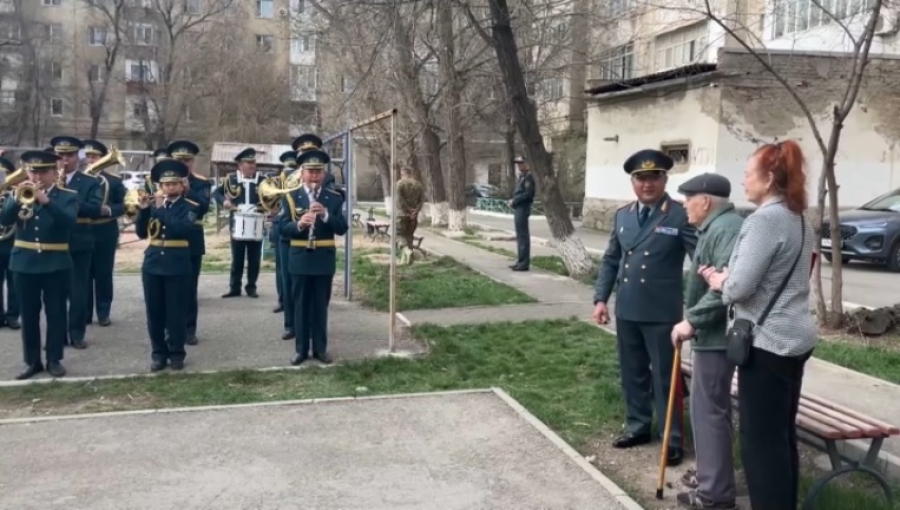 Военнослужащие в Таразе поздравили ветерана с Наурызом