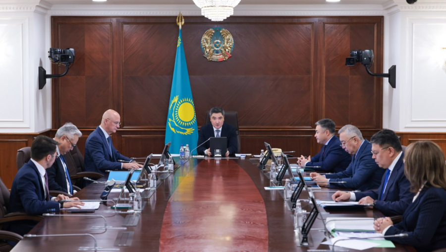 Олжас Бектенов поручил усилить контроль качества медобслуживания в сезон вирусов