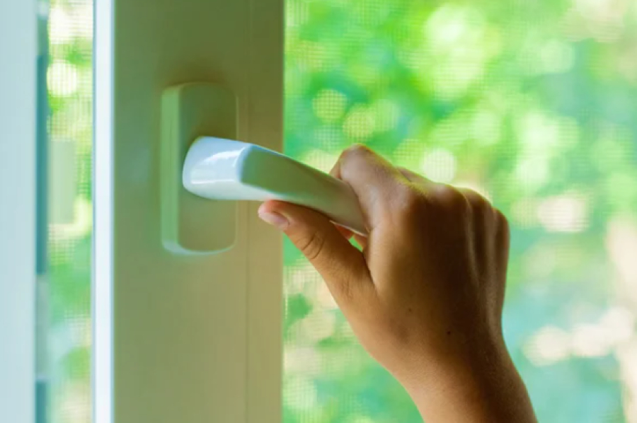 С наступлением тепла растёт риск падения детей из окон