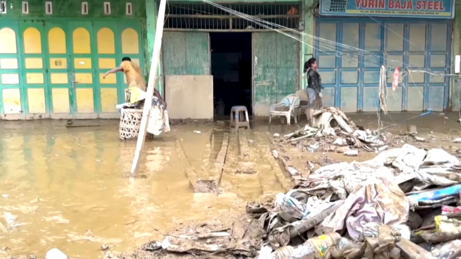 Число жертв наводнения в Индонезии достигло 867