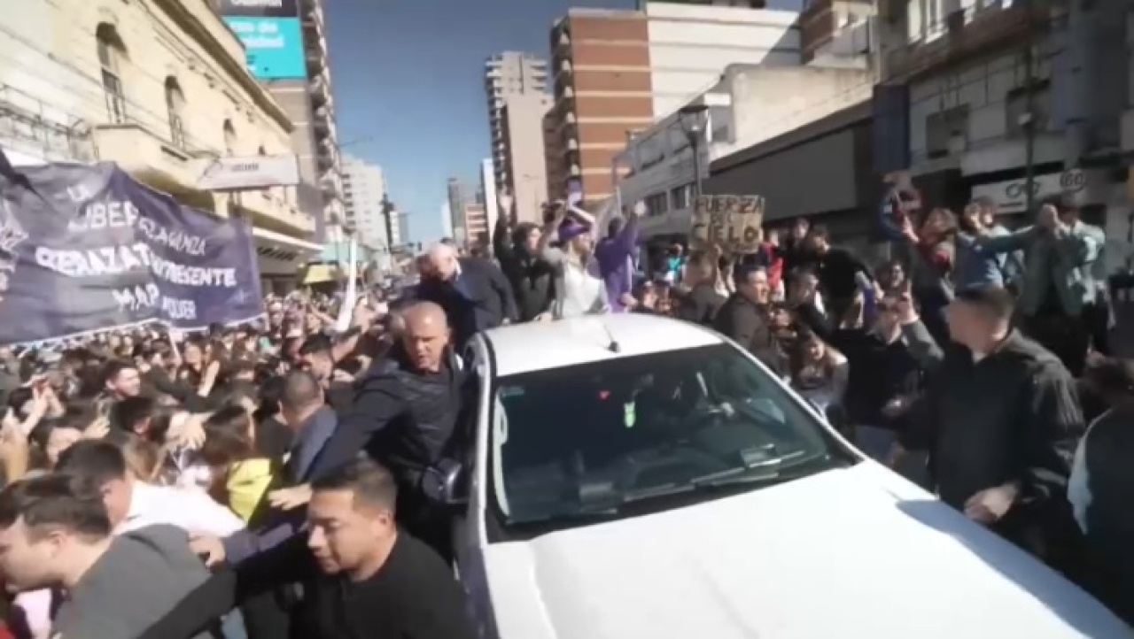 Кортеж президента Аргентины забросали камнями