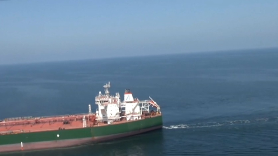 В Ормузском проливе суда меняют флаги