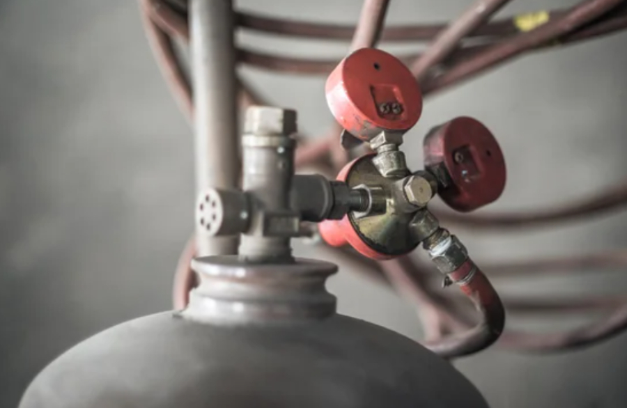 Пожар в Аркалыке: спасатели предотвратили взрыв в пятиэтажке