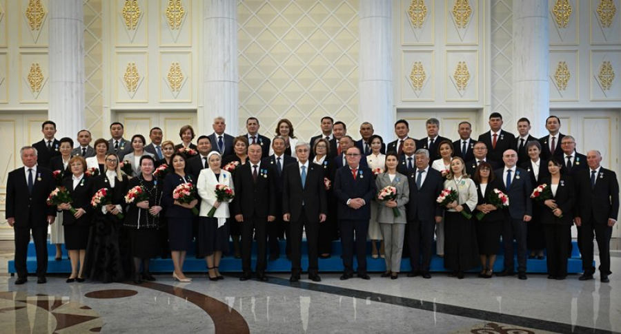 Президент наградил казахстанцев накануне Дня Республики