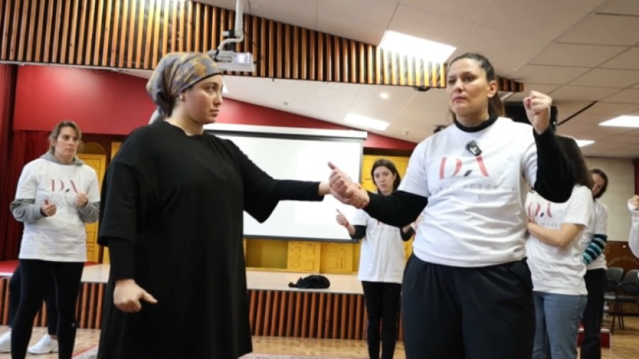 Чемпионка мира по грэпплингу обучает женщин самообороне