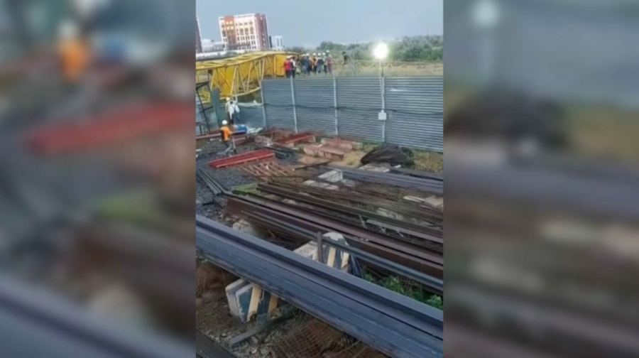 Астанада қатты желден кран құлады