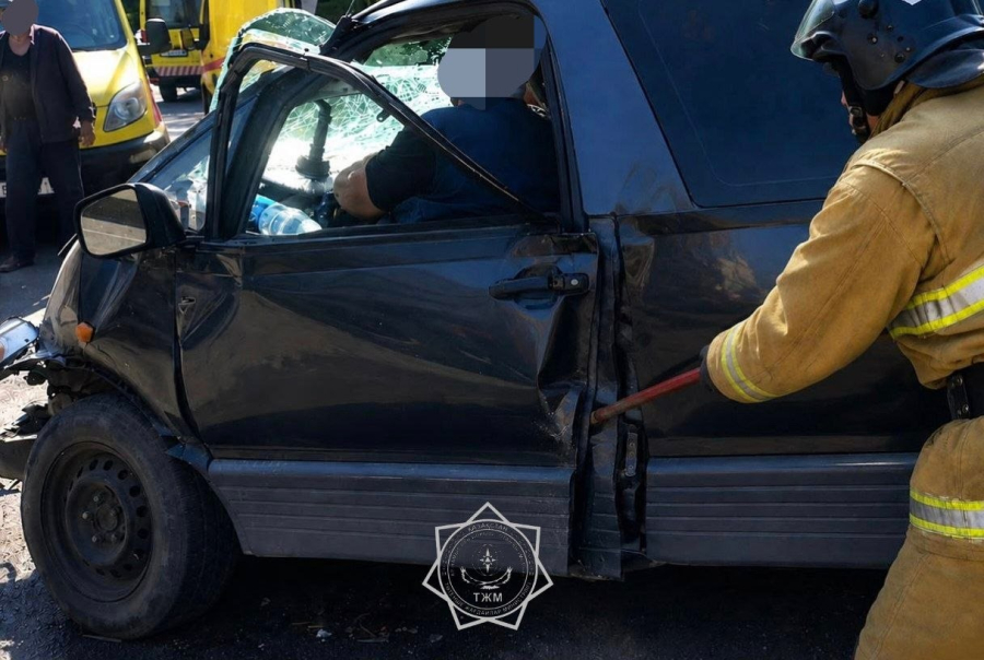 Алматы облысында құтқарушылар көлікте қысылып қалған жүргізушіні аман алып қалды