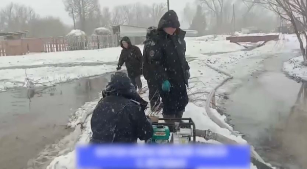 Улицы Зайсана оказались под угрозой подтопления