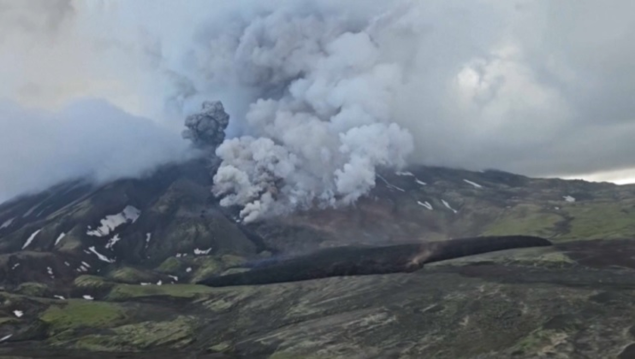 Вулкан на Камчатке вновь выбросил столб пепла