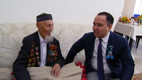 Члены партии Amanat поздравили ветеранов с Днём Победы