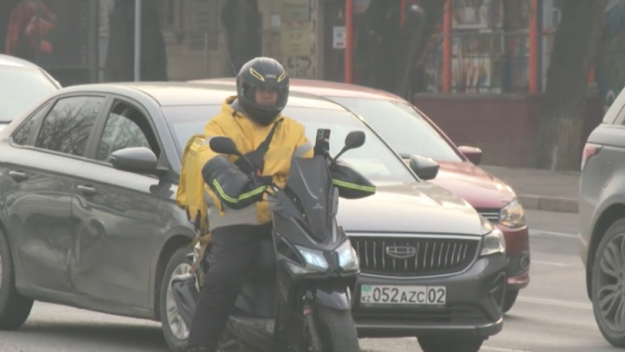 Более 11 тысяч курьеров работают в сфере общепита в Казахстане