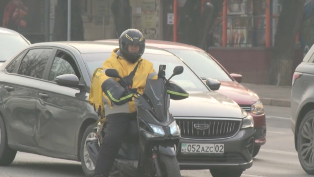 Более 11 тысяч курьеров работают в сфере общепита в Казахстане