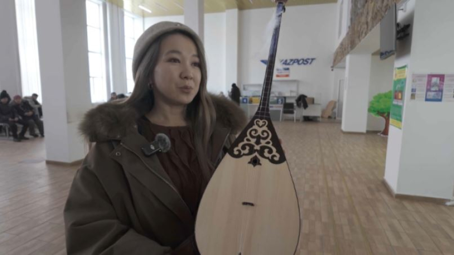 Жители Костанайской области подарили домбыру подростку из Мексики