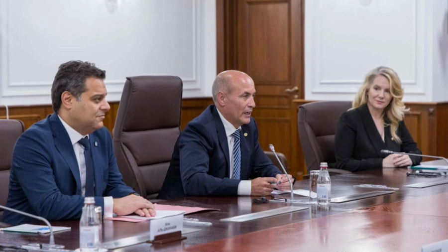 О. Бектенов Shell компаниясы бөлімшесінің басшысымен кездесті