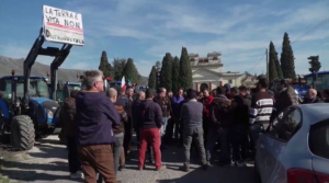 Больше 60 тракторов заблокировали город Казерта в Италии