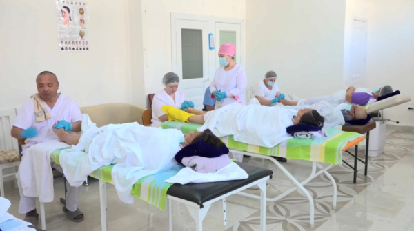 Люди с инвалидностью по зрению и слуху работают в салоне красоты в Актау