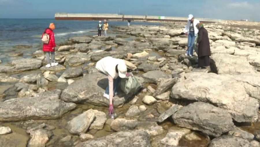 Субботник провели на берегу Каспия