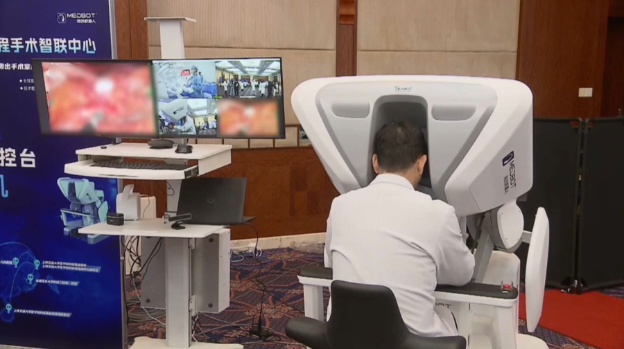 Хирурги из Шанхая провели шесть операций удалённо с помощью ИИ