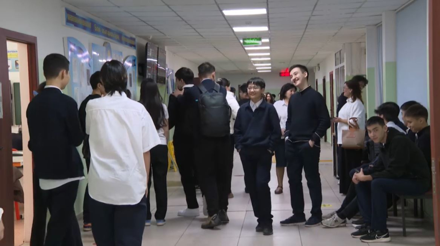 Мәжіліс депутаты мектепте смартфонға тыйым салуды ұсынды