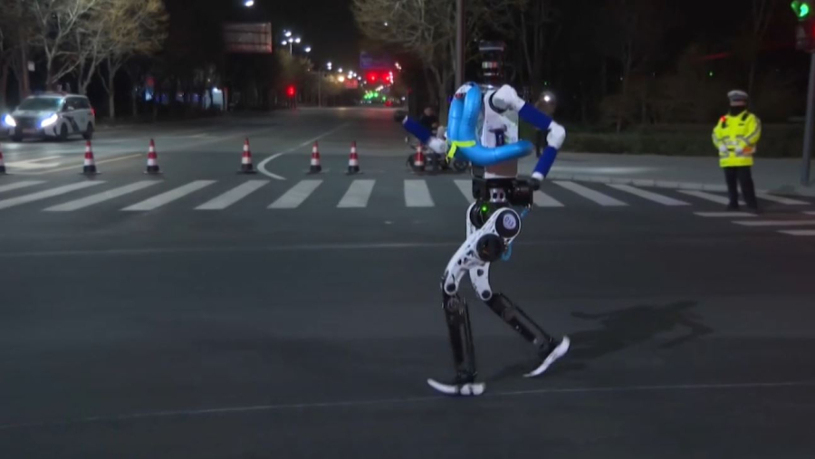 Бейжіңде марафоншы робот таныстырылды