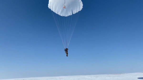 Десантшы қыздар 8 наурызға орай парашютпен секірді