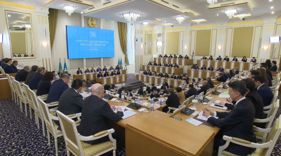 Конституционная комиссия подготовила первый проект новой Конституции