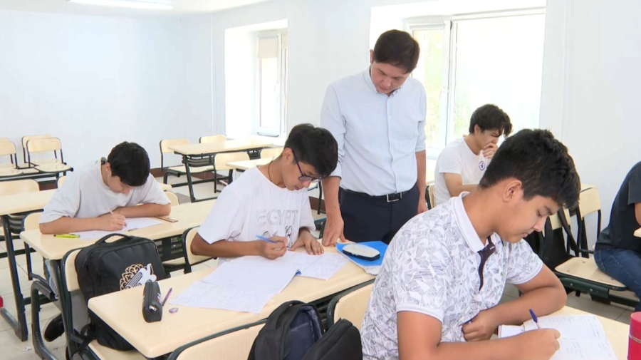 Президент халықаралық білім сайысында топ жарған оқушылар мен ұстаздарды марапаттады