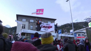 В Давосе десятки экоактивистов вышли на протесты