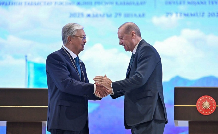 Президенту Казахстана вручили высшую госнаграду Турции