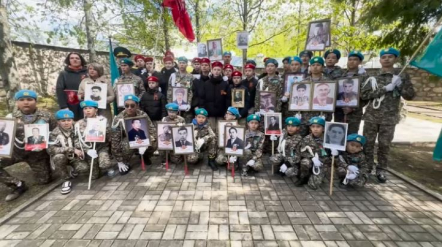 Казахстанцы почтили память павших солдат в Псковской области