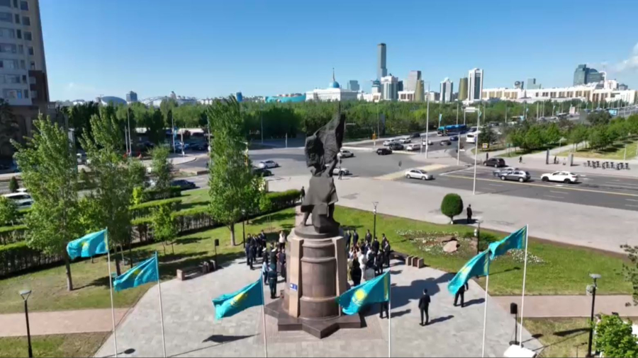 Мәулен Әшімбаев Рақымжан Қошқарбаевтың ескерткішіне гүл қойды