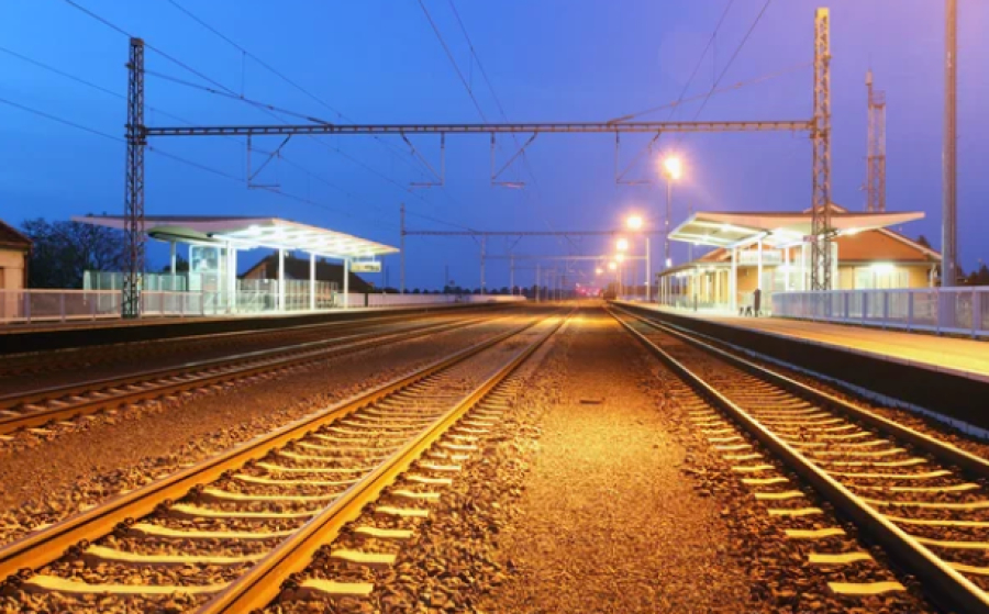 Столкновение грузовика с тепловозом нарушило движение поездов