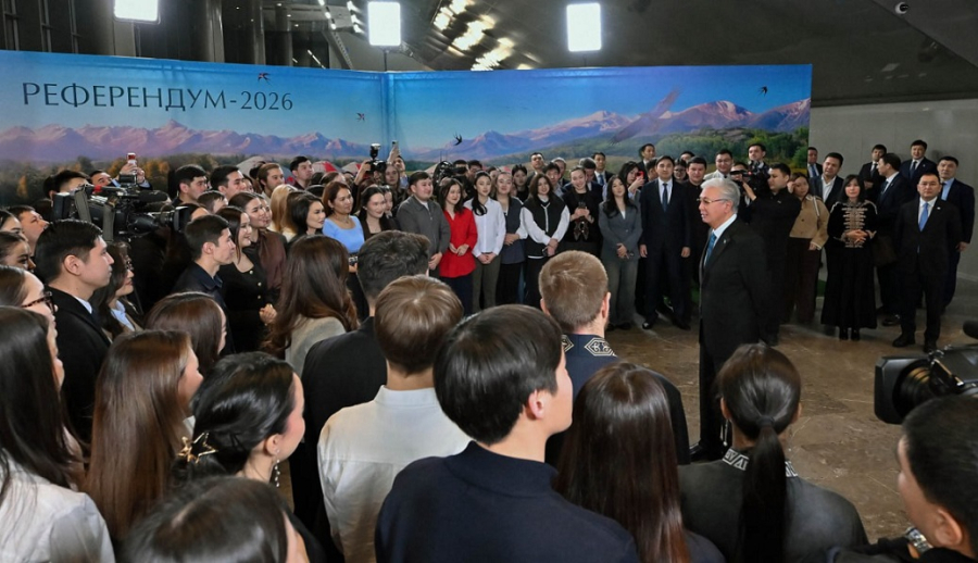 Президент побеседовал с молодежью, активно участвовавшей в референдуме