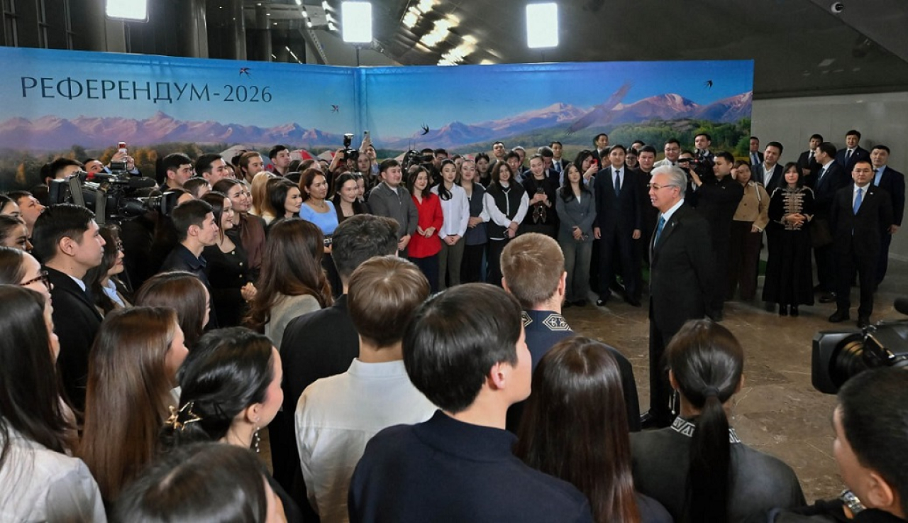 Президент побеседовал с молодежью, активно участвовавшей в референдуме