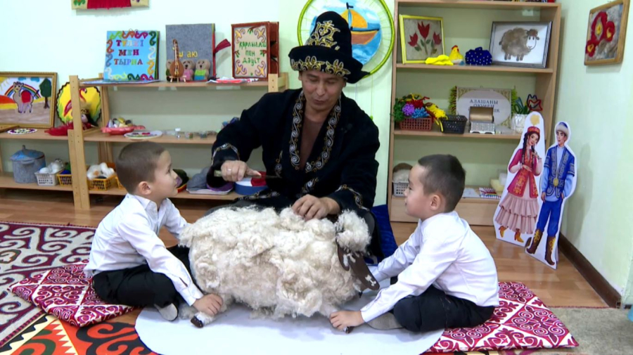 Малыши делают игрушки из шерсти