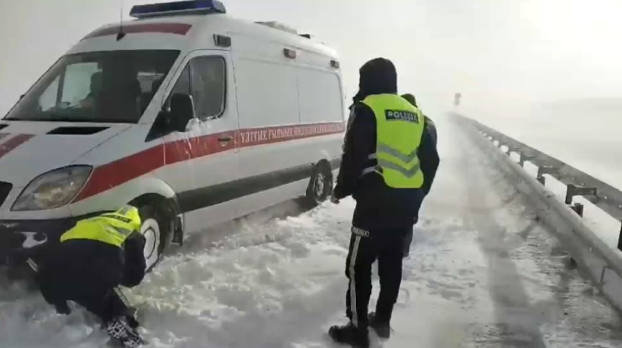 3600 машин эвакуировали полицейские с трассы Караганда – Астана