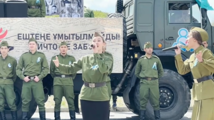 Военные песни исполняют на улицах Усть-Каменогорска